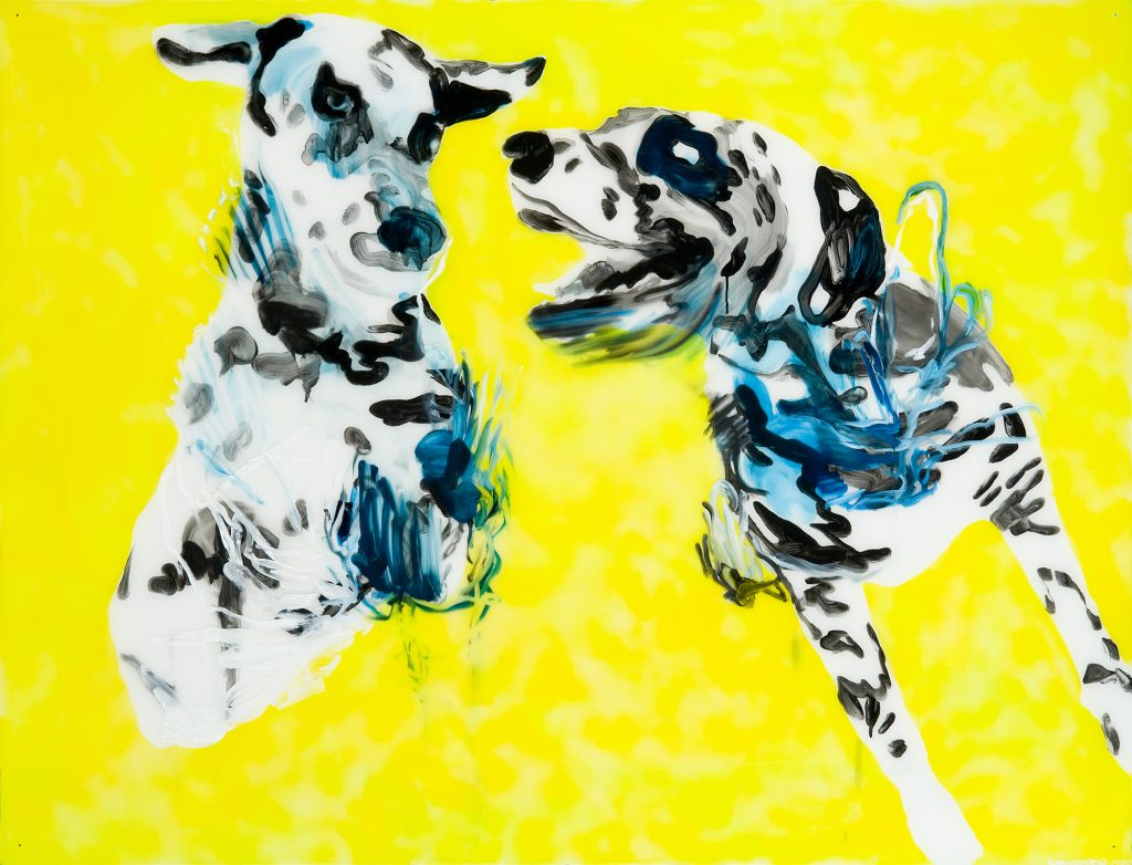 Maalaus, jossa on kaksi dalmatialaista koiraa keltaisella taustalla